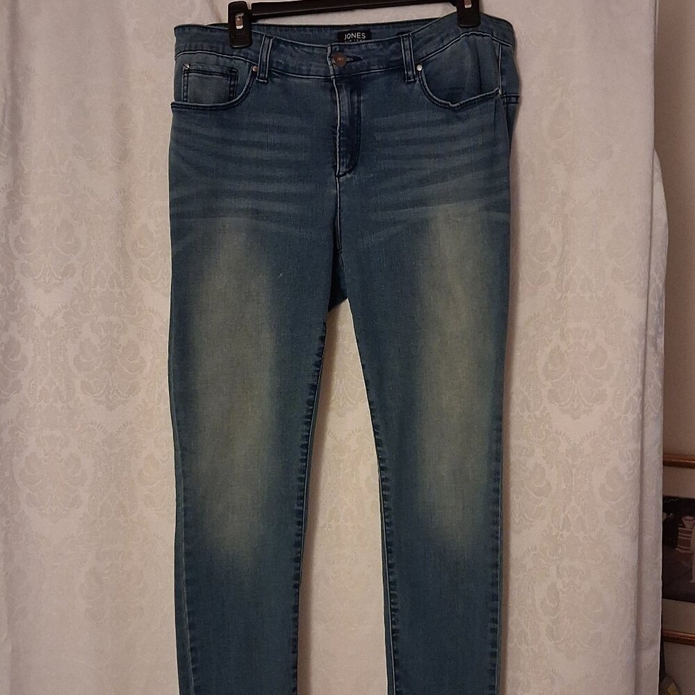 Jones Denim Jeans with straight leg; has stretch